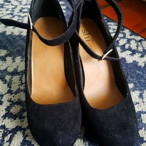 Shi strap pumps